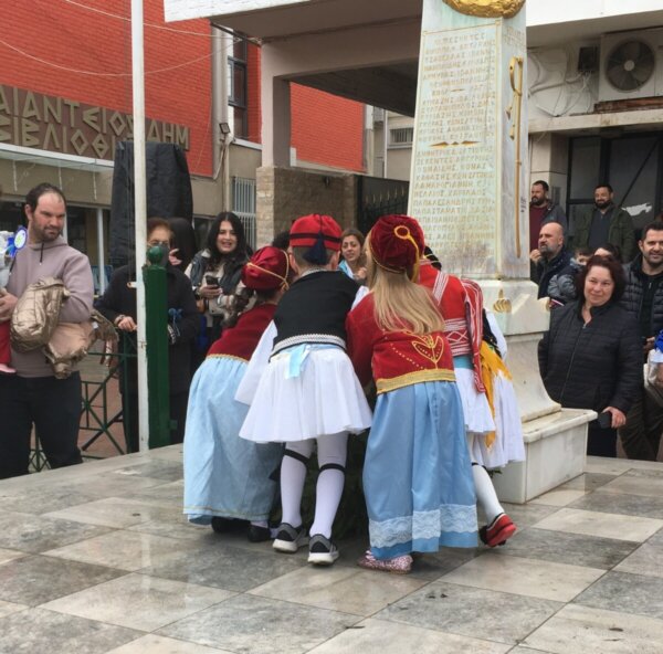 Κατάθεση στεφάνων από τους μαθητές των σχολείων της Αταλάντης για τον εορτασμό της εθνικής επετείου της 25ης Μαρτίου 1821