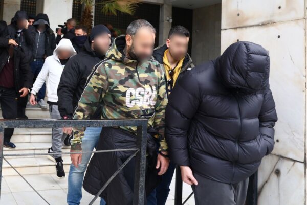 Κακουργηματική δίωξη στους 22 συλληφθέντες για τις απάτες εκατομμυρίων ευρώ σε βάρος του ΕΦΚΑ