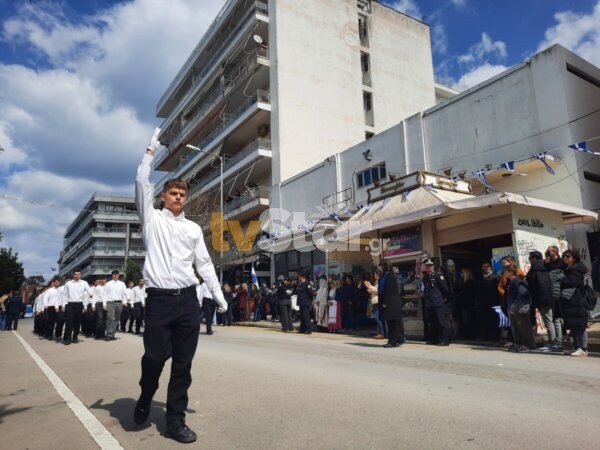 Μηνύματα για παύση του πυρός στη Μ. Ανατολή από την παρέλαση της Χαλκίδας (βίντεο & φωτογραφίες)