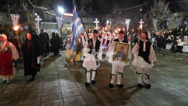 Τίμησαν τους ήρωες του 1821 με λαμπαδηφορία στη Σκάρφεια του δήμου Καμένων Βούρλων. (φωτο video)