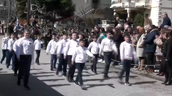 Καρπενήσι: Με συγκίνηση και εθνική υπερηφάνεια, η μαθητική παρέλαση της 25ης Μαρτίου (video)