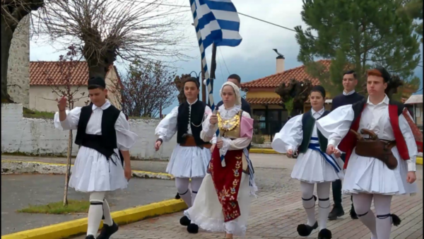 Μαθητές παρέλασαν την 25η Μαρτίου στους Ξυλικούς μετά από 53 χρόνια (video)