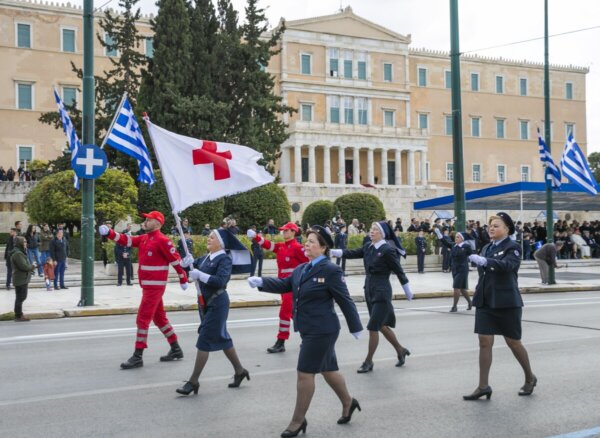 O Ελληνικός Ερυθρός Σταυρός παρήλασε πρώτος στη στρατιωτική παρέλαση της Αθήνας για τον εορτασμό της επετείου της 25ης Μαρτίου