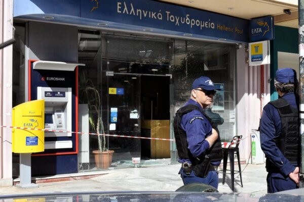 Ληστεία με καλάσνικοφ και βαριοπούλες στα ΕΛΤΑ Λουτρακίου