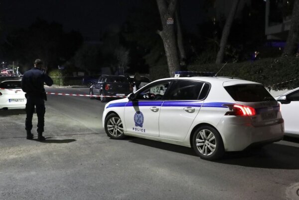 Επεισοδιακή καταδίωξη δύο νεαρών στο Κορωπί: Πέταξαν ένα αεροβόλο, προσπάθησαν να ξεφύγουν αλλά συνελήφθησαν