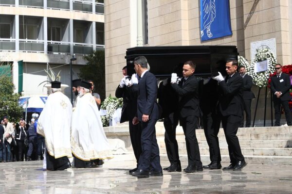 Η Ελλάδα είπε το τελευταίο αντίο στη Μαρινέλλα – Συγκλονιστικοί επικήδειοι από Αλεξίου και Νταλάρα, με χειροκροτήματα έφυγε η σορός από τη Μητρόπολη Αθηνών