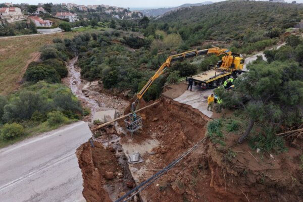 Κόπηκε στη μέση δρόμος στην Καλλιτεχνούπολη, άνοιξε τρύπα με 10 μέτρα μήκος και 5 βάθος – Παρασύρθηκαν και αυτοκίνητα λόγω της κακοκαιρίας