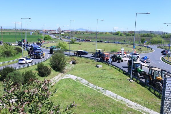 Στον δρόμο και πάλι οι αγρότες: «Μπλόκο» στον Ε65 για ΟΠΕΚΕΠΕ, πληρωμές και αυξημένο κόστος