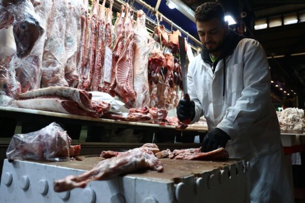 Εκτίμηση ΕΣΕΕ: Ακριβότερα κατά 7,8% έως 9,3% θα κοστίσει φέτος το πασχαλινό τραπέζι