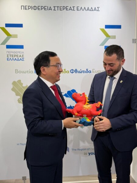 Ο Περιφερειάρχης Στερεάς Ελλάδας Φάνης Σπανός υποδέχθηκε τον εξοχότατο Πρέσβη της Κίνας Fang Qiu στη Λαμία (ΦΩΤΟ)