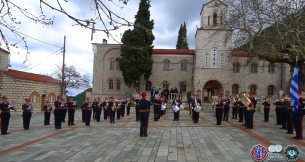 “Όταν η μουσική γίνεται προσευχή”: Ύμνοι της Μ. Εβδομάδας από τη δημοτική Φιλαρμονική με φόντο την Ι.Μ. Δαμάστας (video)