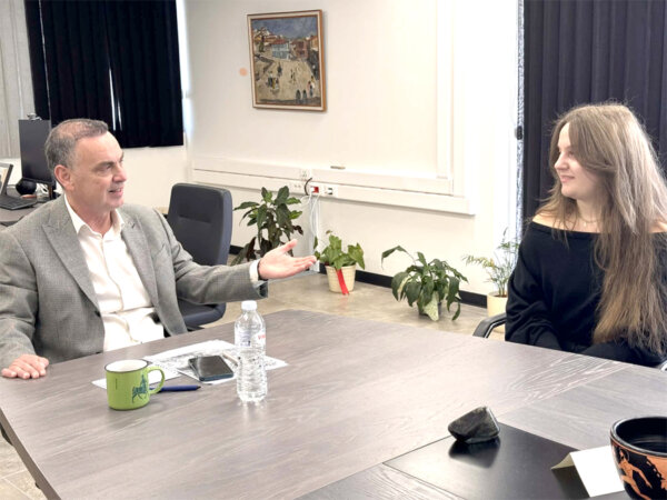 Ο Δήμαρχος Λεβαδέων Δημήτρης Καραμάνης συνεχάρη  την Ηλιάνα Μαυρογόνατου για την πρωτιά της  στις Πανελλαδικές εξετάσεις και την εισαγωγή της στην Ιατρική Σχολή