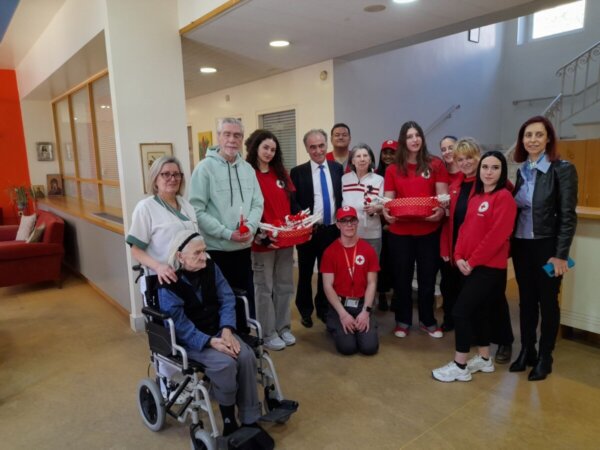 Ο Ελληνικός Ερυθρός Σταυρός προσέφερε στιγμές χαράς και κοινωνικοποίησης σε ηλικιωμένους στο Γηροκομείο Αθηνών εν όψει του Πάσχα