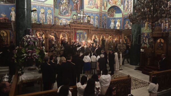 Σε κλίμα συγκίνησης έφτασε το βράδυ του Μεγάλου Σαββάτου το Άγιο Φως στη Λαμία (video)