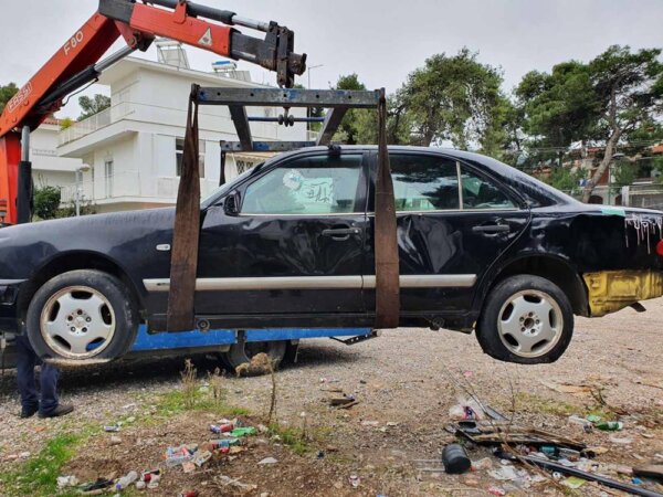 Ο Δήμος Δελφών προχωρά στην περισυλλογή των εγκαταλελειμμένων οχημάτων