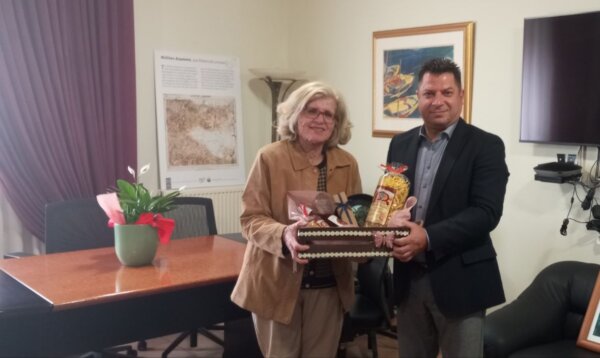Δωρεά φωτογραφικών πινάκων στον Δήμο Δομοκού από την τέως Διευθύντρια του Υποθηκοφυλακείου, κα. Μαρίνα Ξυδοπούλου