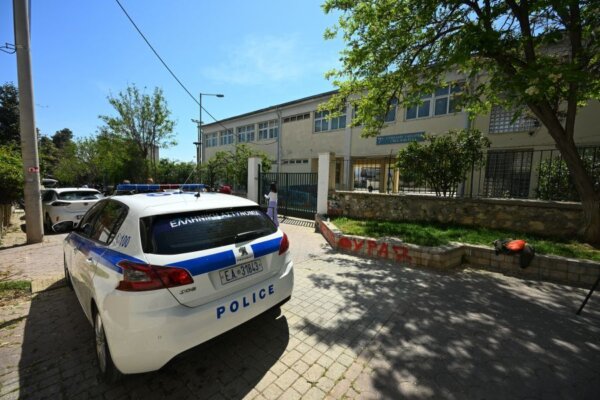 Σοκ στο Χαϊδάρι: 13χρονη μαθήτρια έπεσε από τον πρώτο όροφο σχολείου – Νοσηλεύεται διασωληνωμένη στη ΜΕΘ