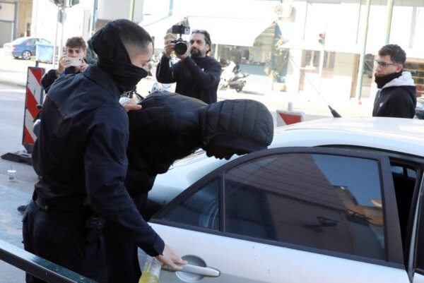 Αντιμέτωποι με κακουργήματα ο οδηγός και ο συνεπιβάτης της μηχανής που παρέσυρε και τραυμάτισε την 16χρονη στην Λιοσίων