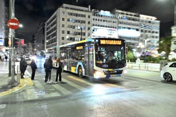 Ξεχασιάρα γιαγιά άφησε τσάντα με 30 χιλ. ευρώ, λίρες και κοσμήματα σε λεωφορείο – Πώς βρέθηκε