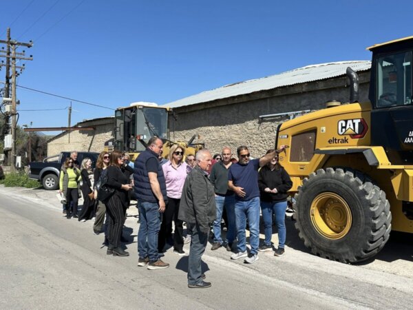 Με μηχανήματα ο δήμος Χαλκιδέων αποφάσισε ν’ αποκλείσει το έργο εγκατάστασης καλωδίων στον Μύτικα