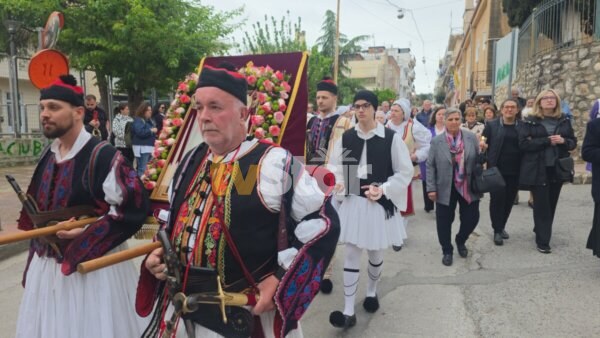 Με άλογα και παραδοσιακές φορεσιές  η περιφορά της εικόνας του Αγίου Γεωργίου στη Λαμία. (φωτο video)