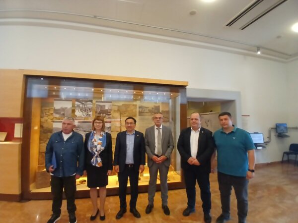 Συνάντηση Δημάρχου Θηβαίων με τον Πρέσβη της Λαϊκής Δημοκρατίας της Κίνας – Εκδήλωση ενδιαφέροντος για τον αρχαίο θηβαϊκό πολιτισμό