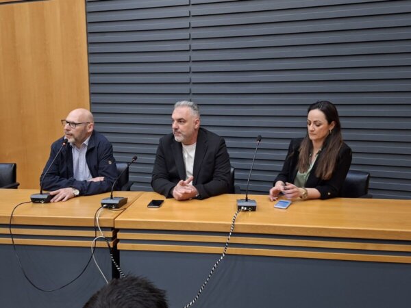 Με μεγάλη επιτυχία και αθρόα συμμετοχή το σεμινάριο του Εμπορικού Συλλόγου Λαμίας για την εξυπηρέτηση του καταναλωτή (ΦΩΤΟ)