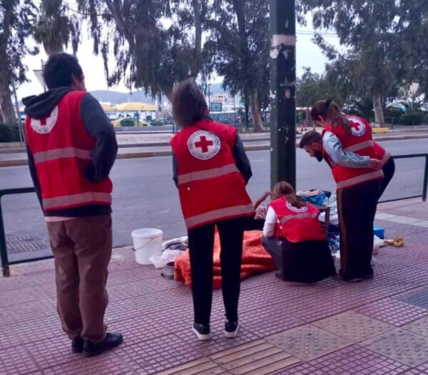 Ο Ελληνικός Ερυθρός Σταυρός υλοποίησε νυκτερινή δράση υποστήριξης αστέγων στον Πειραιά