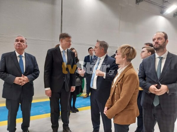 Αυτοψία του αρμόδιου Επιτρόπου, Βάλντις Ντομπρόβσκι, σε εργοστάσιο των Οινοφύτων