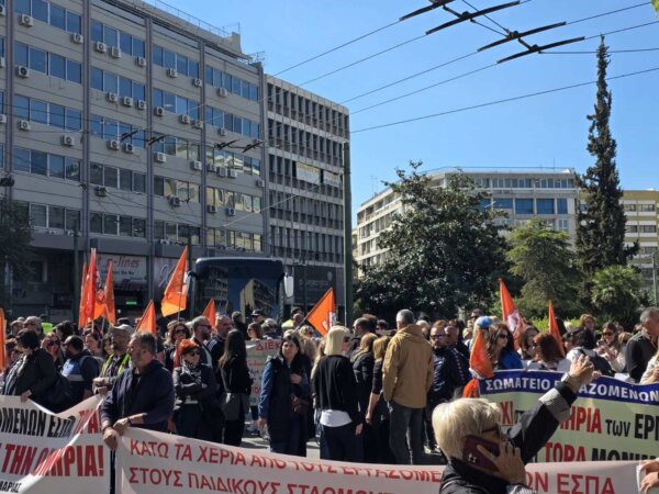 24ωρη απεργία εργαζομένων των Δήμων ενάντια στις αλλαγές λειτουργίας των παιδικών σταθμών (video)