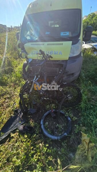 17χρονος νεκρός μετά από σύγκρουση με ασθενοφόρο