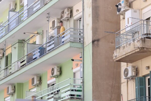 Συναγερμός στη Θεσσαλονίκη:20χρονος πετά αντικείμενα από το μπαλκόνι του και ζητά να μιλήσει με ψυχολόγο