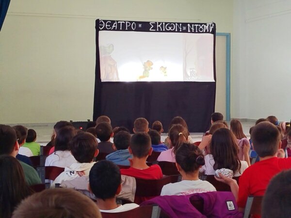 Ο Καραγκιόζης ανακυκλώνει στο Δημοτικό Σχολείο Δομοκού και στο 16ο Δημοτικό Σχολείο Λαμίας (ΦΩΤΟ)