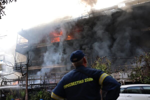 Επεκτάθηκε σε διαμερίσματα η μεγάλη φωτιά που ξέσπασε σε κατάστημα με ανταλλακτικά στο Ίλιον