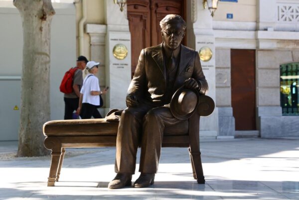 Ο Καβάφης “επέστρεψε” στην Αθήνα: Ένα ραντεβού με τον ποιητή στη Διονυσίου Αρεοπαγίτου