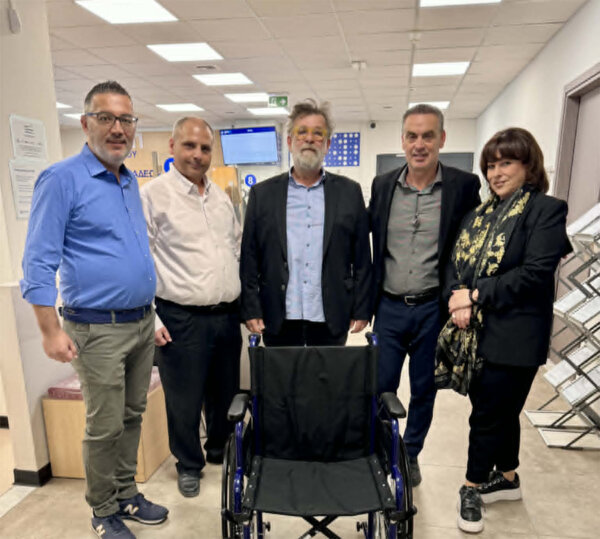 Δωρεά χειροκίνητου αναπηρικού αμαξιδίου  από την “PROMED” στον Δήμο Λεβαδέων για το ΚΕΠ Λιβαδειάς