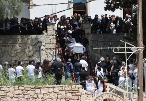 Οργισμένη στην κηδεία η αδερφή του 21χρονου Νικήτα στο Ηράκλειο – Φώναζε μαζί με συγγενείς σε αστυνομικούς