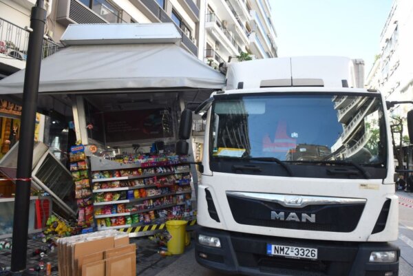 Θεσσαλονίκη: Πρόσκρουση φορτηγού σε περίπτερο