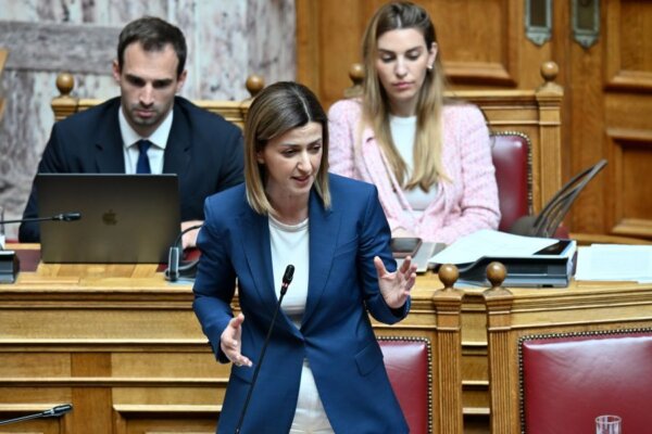 Αδιαθεσία για την Αγαπηδάκη στη Βουλή, μεταφέρθηκε προληπτικά με ασθενοφόρο στον Ευαγγελισμό