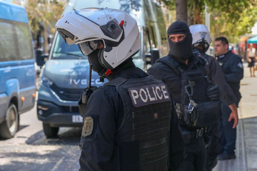 Απάτες άνω των 2 εκατ. ευρώ από σπείρα που παρίστανε τον ΔΕΔΔΗΕ – Δείτε βίντεο με την έφοδο της Αστυνομίας