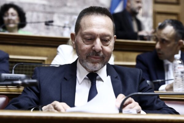 Βουλή: Ανανεώθηκε για τρίτη φορά η θητεία του Γιάννη Στουρνάρα στην Τράπεζα της Ελλάδος