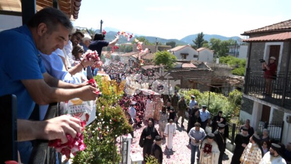 Με ροδοπέταλα αγάπης και πίστης τίμησαν τον Άγιο Ιωάννη τον Ρώσσο