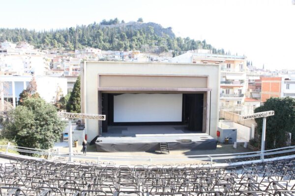 Παράσταση από τις ομάδες του θεατρικού εργαστηρίου του ΔΗ.ΠΕ.ΘΕ. Ρούμελης «Ηλιοκαμμένοι» και «Νεανίσκοι»