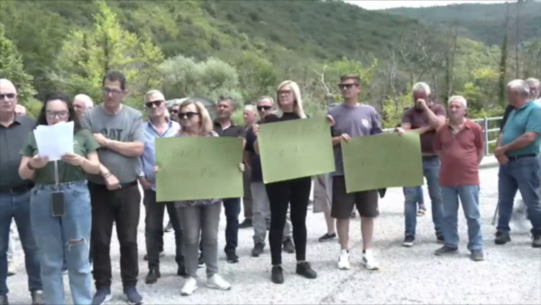 Νέα διαμαρτυρία κατοίκων για τον δρόμο που συνδέει τα Άγραφα με την Αιτωλοακαρνανία – Έκλεισαν τη γέφυρα Βέργας (video)