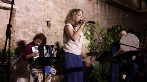 «Σύννεφα Μπαλόνια»: Μια μαγική μουσική βραδιά για την κυκλοφορία του βινυλίου της Βιολέτας Ίκαρη (video)
