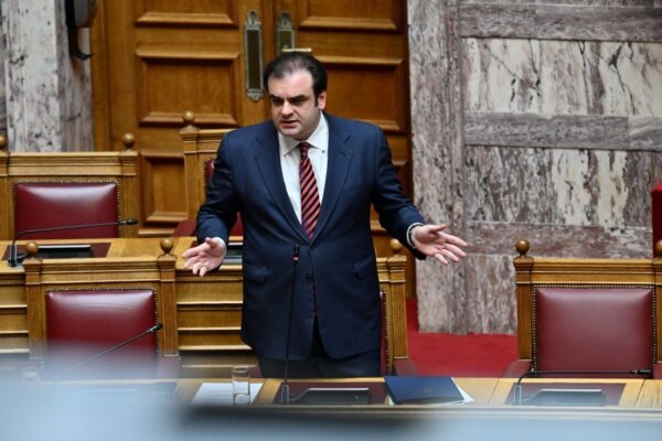 Ο Πιερρακάκης ανακοίνωσε την αύξηση του ακατάσχετου λογαριασμού στα 1.600 ευρώ από τα 1.250