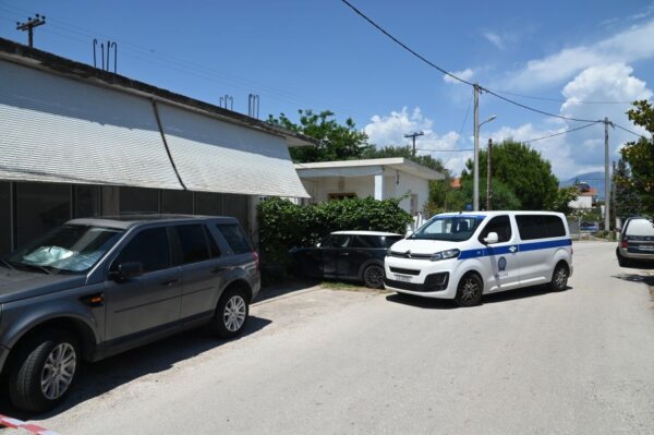 Έγκλημα στο Αίγιο: Πυροβόλησαν τον γιο στο κεφάλι και μετά τον μαχαίρωσαν- Η μητέρα πάλεψε με τον δολοφόνο πριν τη σκοτώσει