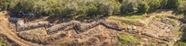 Παρουσίαση – Ομιλία με θέμα «Το Φωκικό Τείχος των Θερμοπυλών» στο πλαίσιο της έκθεσης «Συνθέτοντας Αντιθέσεις».