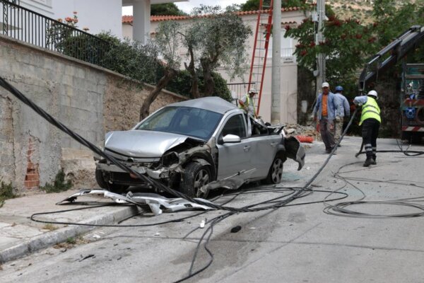 Φορτηγό καταπλάκωσε τέσσερα αυτοκίνητα στην Ηλιούπολη