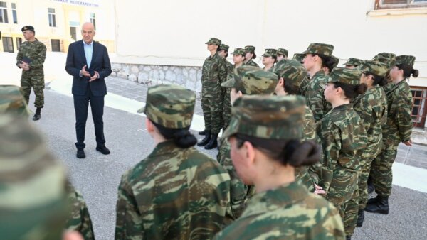 Ο Νίκος Δένδιας στο ΚΕΥΠ. Έφτασε με ελικόπτερο στο αεροδρόμιο της Λαμίας. (φωτο video)